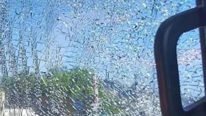 Pelemparan batu kaca pecah