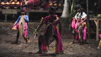 Anggota Paguyuban Seni Budaya Suko Laras Kendali Bendung Sejati (SLKBS) memainkan tari Kuda Lumping di permukiman transmigran Desa Tanjung Benanak, Tanjung Jabung Barat, Jambi, Minggu (8/9/2024). 