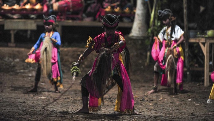 Pelestarian seni kuda lumping di desa transmigrasi Jambi Pawang (atas) menenangkan salah seorang anggota Paguyuban Seni Budaya Suko Laras Kendali Bendung Sejati (SLKBS) yang kesurupan saat memainkan tari Kuda Lumping di permukiman transmigran Desa Tanjung Benanak, Tanjung Jabung Barat, Jambi, Senin (9/9/2024). Desa Tanjung Benanak yang merupakan salah satu desa transmigrasi yang dibuka pada tahun 90-an di kabupaten itu memiliki beberapa sanggar seni yang pendiriannya diinisiasi oleh beberapa keluarga transmigran setempat untuk mengenalkan seni tradisi leluhur mereka di daerah asal kepada anak-anak yang lahir dan besar di Jambi. ANTARA FOTO/Wahdi Septiawan/tom.