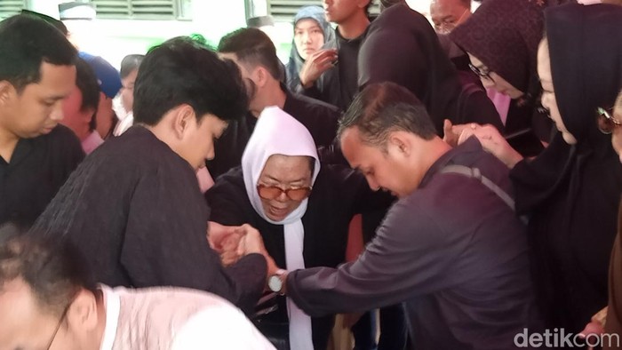 Ibunda menangi melihat jenazah Puput Novel dimakamkan.