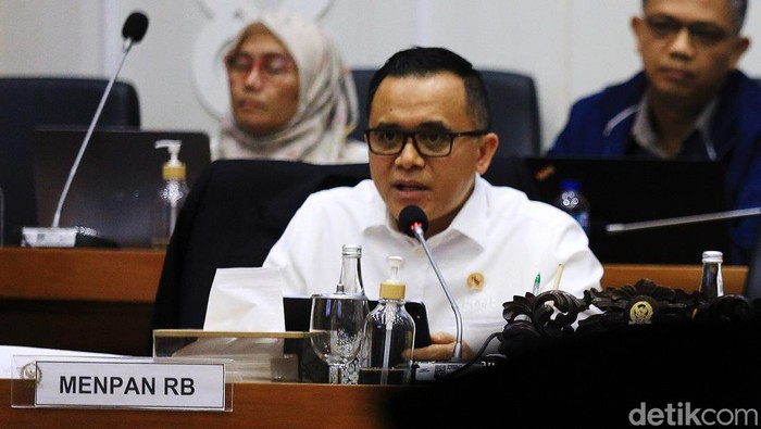 Pemerintah-Baleg DPR Bahas RUU Kementerian Negara Pemerintah yang diwakili MenPAN-RB Azwar Anas dan Menkumham Supratman Andi Agtas menggelar rapat kerja dengan Baleg DPR membahas RUU Kementerian Negara di Gedung DPR, Jakarta, Senin (9/9/2024).