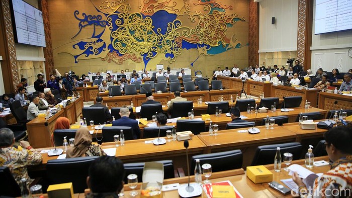 Pemerintah yang diwakili MenPAN-RB Azwar Anas dan Menkumham Supratman Andi Agtas menggelar rapat kerja dengan Baleg DPR membahas RUU Kementerian Negara di Gedung DPR, Jakarta, Senin (9/9/2024).