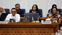 MenPAN-RB Azwar Anas dan Menkumham Supratman Andi Agtas hadir di ruang rapat Baleg DPR, Senayan, Jakarta, Senin (9/9/2024).