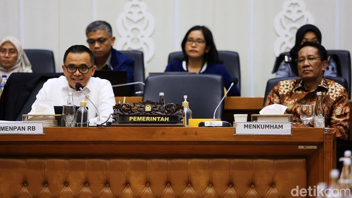 Pemerintah-Baleg DPR Bahas RUU Kementerian Negara Pemerintah yang diwakili MenPAN-RB Azwar Anas dan Menkumham Supratman Andi Agtas menggelar rapat kerja dengan Baleg DPR membahas RUU Kementerian Negara di Gedung DPR, Jakarta, Senin (9/9/2024).