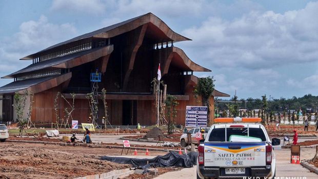 Progres konstruksi Bandara Nusantara di Ibu Kota Nusantara (IKN) sudah menyentuh 74%. Bandara ini bakal digunakan Jokowi yang bakal berkantor di IKN selama akhir masa jabatannya.