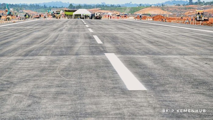 Progres konstruksi Bandara Nusantara di Ibu Kota Nusantara (IKN) sudah menyentuh 74%. Bandara ini bakal digunakan Jokowi yang bakal berkantor di IKN selama akhir masa jabatannya.