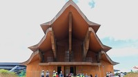 Selain runway, sejumlah perkembangan pada kawasan bandara telah terlihat. Diantaranya adalah terminal VVIP yang pembangunannya telah mencapai 90,16%, dibanding bulan lalu yang masih 82,6%. Sedangkan, untuk terminal VIP telah rampung 77,06%.