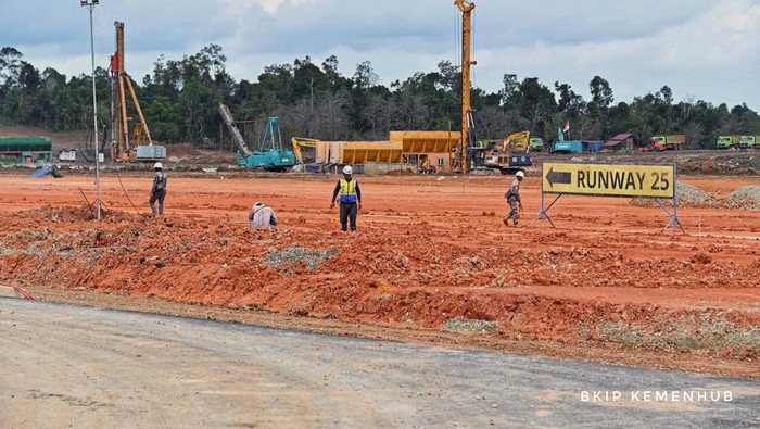 Progres konstruksi Bandara Nusantara di Ibu Kota Nusantara (IKN) sudah menyentuh 74%. Bandara ini bakal digunakan Jokowi yang bakal berkantor di IKN selama akhir masa jabatannya.