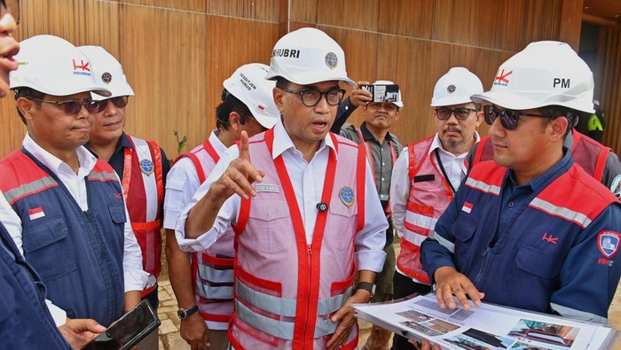 Progres konstruksi Bandara Nusantara di Ibu Kota Nusantara (IKN) sudah menyentuh 74%. Bandara ini bakal digunakan Jokowi yang bakal berkantor di IKN selama akhir masa jabatannya.