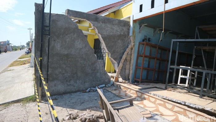 Penampakan rumah dan ruko rusak akibat tanah gerak di pinggir Sungai Juwana, Desa Purworejo, Kecamatan Pati, Pati, Senin (9/9/2024).