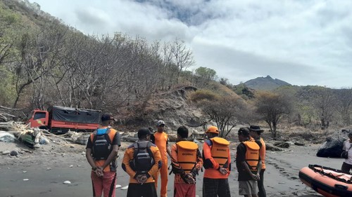 Pencarian nelayan hilang di Pantai Atadei, Lembata, NTT. (Dok. Basarnas Maumere)