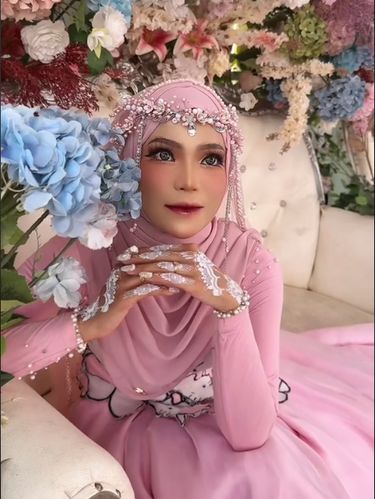 pengantin wanita mengenakan busana dengan tema Hello Kitty dan pengantin pria memakai kemeja warna pink. Acara pernikahan ini mendadak viral karena pengantin wanita mengenakan busana dengan tema Hello Kitty dan pengantin pria memakai kemeja warna pink.