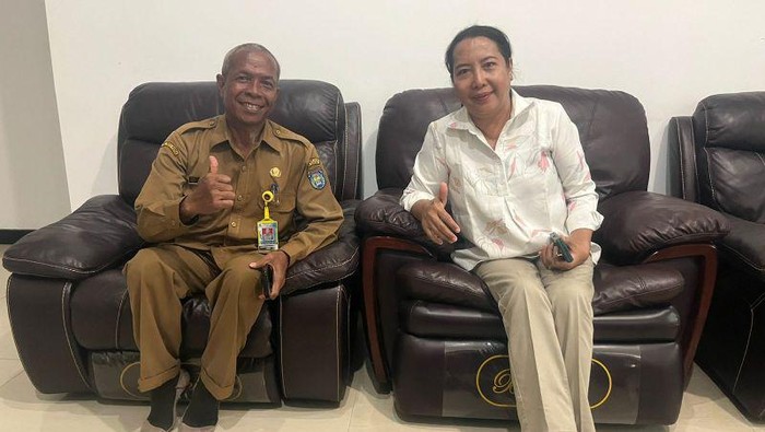 Penjabat Ketua TP PKK Papua Kerdina Ramses Limbong (kanan) berada di kediaman Penjabat Bupati Kepulauan Yapen Suzana Wanggai (ANTARA/Foto Grup WhatsApp)
