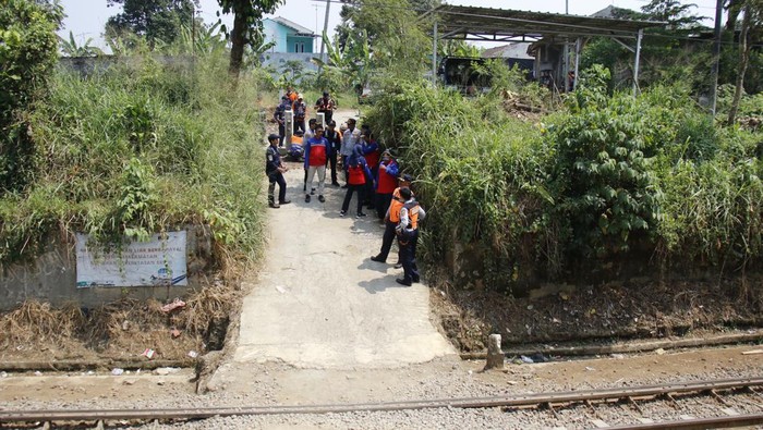 Penutupan perlintasan KA liar di Sukabumi