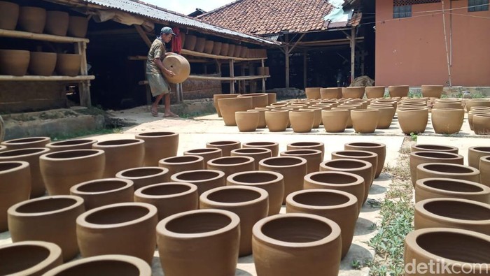 Perajin keramik di Purwakarta