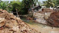 Pekerja sedang melakukan perbaikan Jembatan Kali Angke di Jalan Sumatera, Tangerang Selatan, Senin (9/9/2024).