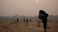 Para pencari air harus berjalan kiloan meter di atas permukaan sungai yang berubah menjadi gundukan pasir.  