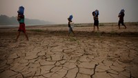 Sungai yang menyusut membuat warga setempat tidak bisa mendapatkan air bersih.  