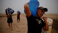 Air itu dibawa ke wilayah terpencil komunitas Paraizinho selama kekeringan terburuk di Sungai Amazon.   
