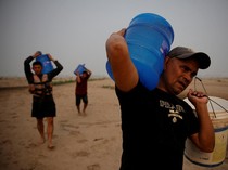 Perjuangan Mendapat Air Bersih Saat Sungai Amazon Mengering Parah