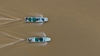 Setelah itu mereka juga harus menaiki perahu kecil untuk mencapai kapal pemasok air bersih.  