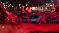Petugas pemadam kebakaran Cal Fire memadamkan titik api di area permukiman saat Kebakaran Boyles terjadi di Clearlake, California, AS, Minggu (8/9/2024).