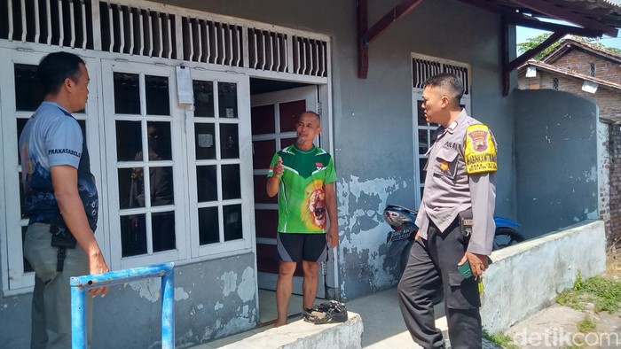 Polisi saat menyelidiki insiden rumah warga dirusak gerombolan bermotor di Gayamprit, Klaten, Sabtu (7/9/2024).