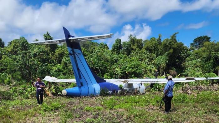 Pesawat Trigana Air tergelincir di Bandara Kamanap, Yapen, Papua.