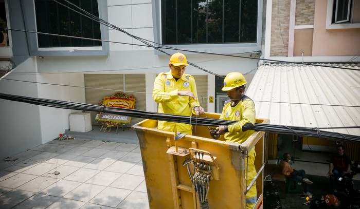 Petugas Dinas Bina Marga Provinsi DKI Jakarta sedang menata kabel udara di kawasan Jakarta Barat.