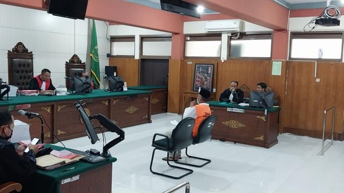 Piyono duduk di kursi pesakitan gegara pelihara ikan aligator