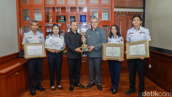 Pj Bupati Gianyar I Dewa Tagel Wiarsa menerima audiensi dari Dishub Gianyar, Senin (9/9/2024) terkait prestasi yang diraih dalam acara Hub Space Kemenhub. (Dok. Pemkab Gianyar)
