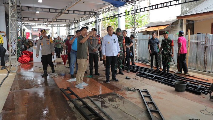 Pj Gubernur Babel Sugito meninjau Pasar Toboali di Kabupaten Bangka Selatan.