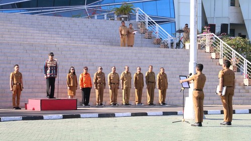 Pj Gubernur NTT Andriko Noto Susanto memimpin apel saat hari pertama berkantor, Senin (9/9/2024). (Foto: Dok. Humas Pemprov NTT)