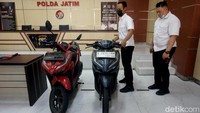 Polisi menunjukan sepeda motor yang berhasil diamankan dari kedua pelaku. Dari catatan kepolisian, kedua pelaku sudah beberapa kali melakukan aksinya di wilayah Jember.