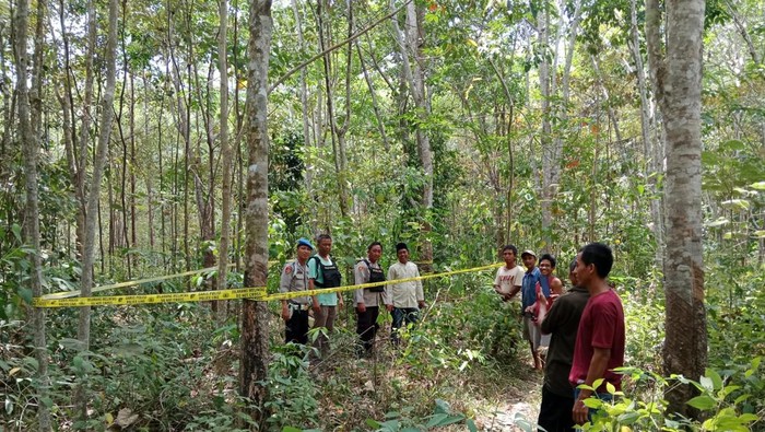 Polisi olah TKP tempat Karsini tewas diinjak gerombolan gajah