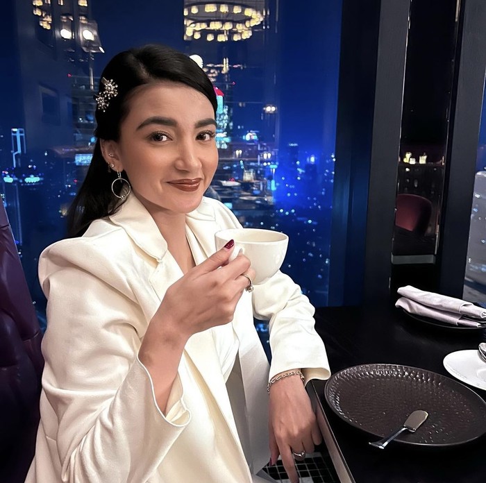 Pose Cantik Tsania Marwa Saat Makan di Resto hingga Dapat Kue Ulang Tahun Pose Cantik Tsania Marwa Saat Makan di Resto hingga Dapat Kue Ulang Tahun