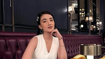 Pose Cantik Tsania Marwa Saat Makan di Resto hingga Diberi Kue Ulang Tahun