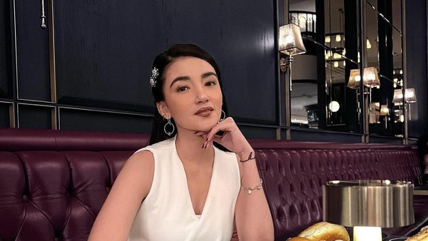 Pose Cantik Tsania Marwa Saat Makan di Resto hingga Diberi Kue Ulang Tahun