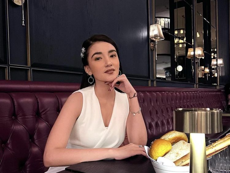 Pose Cantik Tsania Marwa Saat Makan di Resto hingga Diberi Kue Ulang Tahun