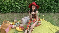 Seru! Begini pose ketika artis berusia 33 tahun itu sedang piknik di rerumputan hijau. Terlihat ada sepiring buah-buahan, minuman segar, dan cookies telah disiapkan. Foto: Instagram @tsaniamarwa45