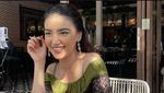 Pose Cantik Tsania Marwa Saat Makan di Resto hingga Diberi Kue Ulang Tahun