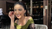 Kali ini mantan istri Atalarik Syach itu berpose sebelum menikmati sepiring makan siangnya. Wanita ini terlihat menyendokkan nasi merah ke piring dan ada hidangan sayuran hijau sebagai pelengkap. Foto: Instagram @tsaniamarwa45
