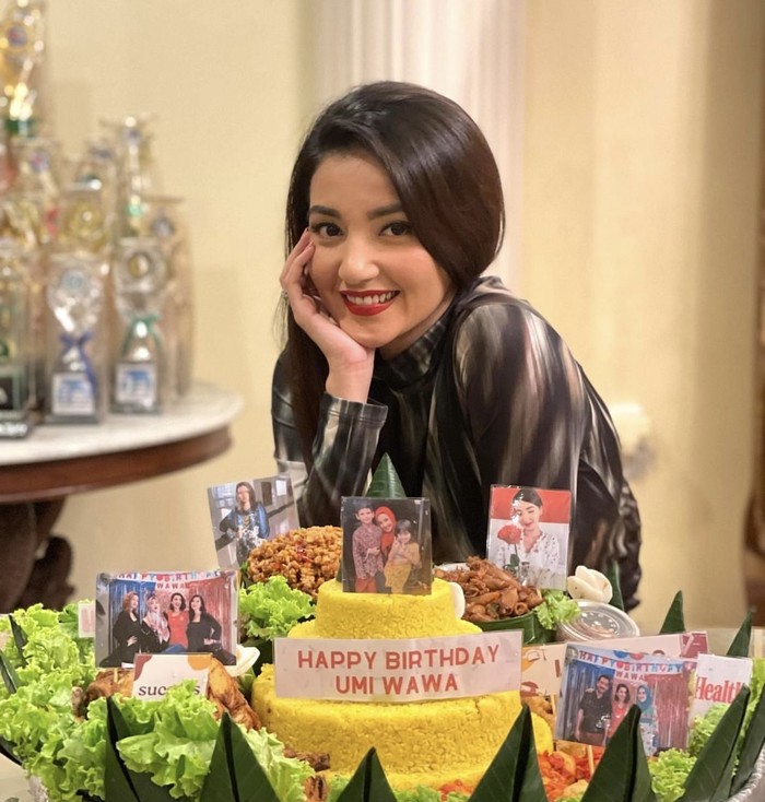 Pose Cantik Tsania Marwa Saat Makan di Resto hingga Dapat Kue Ulang Tahun