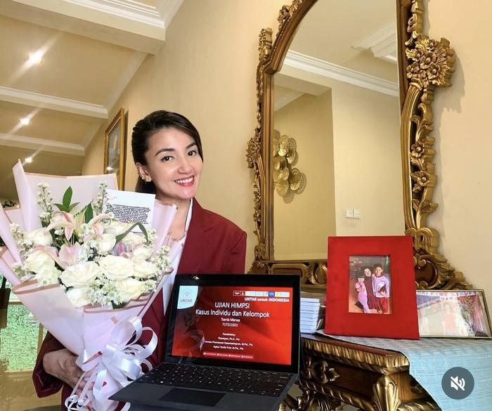 Pose Cantik Tsania Marwa Saat Makan di Resto hingga Dapat Kue Ulang Tahun Pose Cantik Tsania Marwa Saat Makan di Resto hingga Dapat Kue Ulang Tahun
