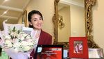 Pose Cantik Tsania Marwa Saat Makan di Resto hingga Diberi Kue Ulang Tahun