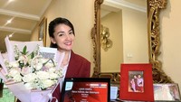Melalui unggahan foto di akun Instagram pribadi, Tsania Marwa menunjukkan dirinya yang sedang memegang buket bunga dan laptop. ia mengumumkan secara tidak resmi telah lulus S2. Foto: Instagram @tsaniamarwa45