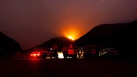 Sekitar 500 petugas pemadam kebakaran berjuang memadamkan api, didukung oleh helikopter penyemprot air yang melayang-layang di atas rumah-rumah dan lereng-lereng bukit, serta pesawat terbang.  