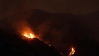 Kebakaran ini diprediksi akan cepat merembet di tengah cuaca panas yang terjadi. Layanan Cuaca Nasional mengatakan bahwa suhu di pusat kota Los Angeles mencapai 112 derajat Fahrenheit (44 Celcius) pada hari Jumat, yang menandai ketiga kalinya sejak tahun 1877 suhu tertinggi 112 derajat atau lebih tercapai di sana.  