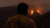 Kebakaran yang disebut dengan Line Fire ini dimulai pada Kamis malam yang membakar tanpa terkendali di sepanjang tepi Hutan Nasional San Bernardino, sekitar 65 mil (105 kilometer) di sebelah timur LA.   