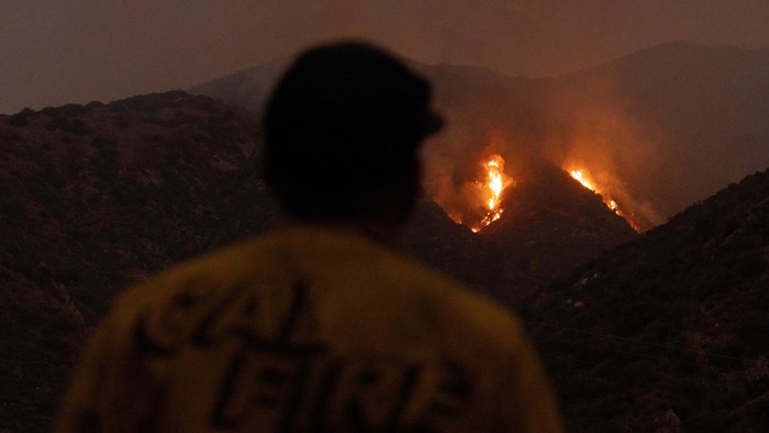 Potret Titik Api di Taman Nasional San Bernardino The Line Fire continues burning in the San Bernardino National Forestβs mountains over Highland, California, U.S. September 8, 2024. REUTERS/Etienne Laurent